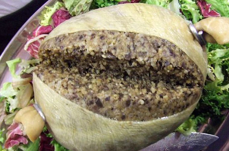 Haggis là món ăn truyền thống của người Scotland. Nó được làm từ nội tạng cừu như phổi, gan và tim. Các bộ phận này được trộn đều với hành tây băm nhỏ, muối, gia vị, thịt bò cùng mỡ cừu nguyên chất.