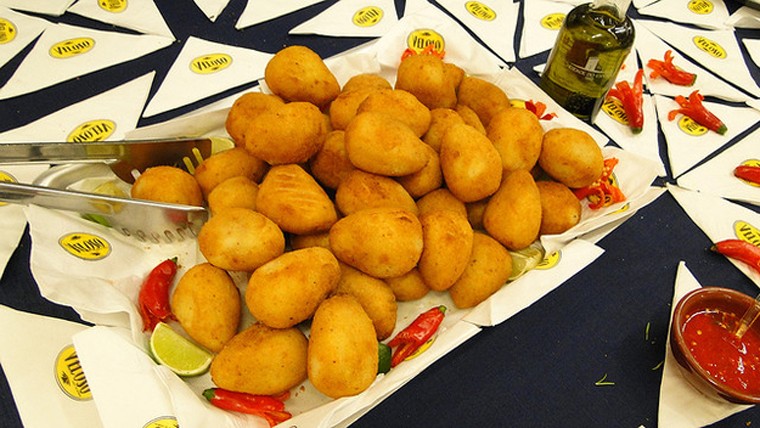 Coxinhas. Những chiếc bánh đùi gà căng tròn này là sự kết hợp hoàn hảo của thịt gà, pho mát, bột mì, hành tây, rau mùi và hành lá. Hương vị thơm ngon tuyệt vời của coxinhas khiến nó không chỉ được ưa chuộng ở Brazil mà còn phổ biến ở nhiều nước khu vực Nam Mỹ.