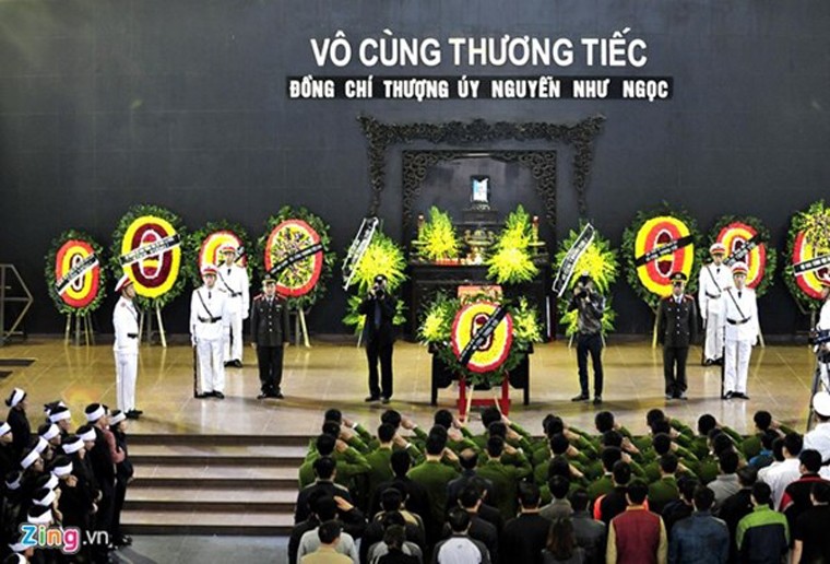 9h sáng 9/11, Học viện An ninh nhân dân cùng gia đình đã tổ chức tang lễ cho thượng úy Nguyễn Như Ngọc (33 tuổi), nạn nhân vụ rơi bó thép tại khu vực thi công nhà ga Thanh Xuân 3 (Dự án đường sắt trên cao Hà Đông - Cát Linh) tại nhà tang lễ Bộ Quốc phòng, số 5 Trần Thánh Tông.