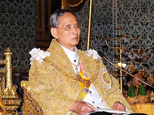 Tình hình sức khỏe của Quốc vương Thái Lan Bhumibol Adulyadej đang là vấn đề được quan tâm khi Hoàng gia nước này công bố ông đang trải qua quá trình điều trị não úng thủy cùng chứng viêm phổi.