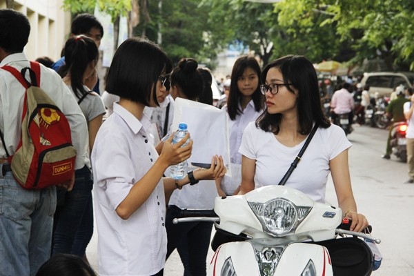 Sáng nay 1/7, hàng trăm nghìn thí sinh cả nước tham dự  kỳ thi THPT Quốc gia năm 2016 bắt đầu bước vào môn thi đầu tiên (Toán, thời gian làm bài 180 phút). Tại cụm thi trường ĐH Sư phạm Hà Nội, các thí sinh được người nhà đưa đến điểm thi rất sớm để kịp thời gian. Ảnh: Hưng Bùi.