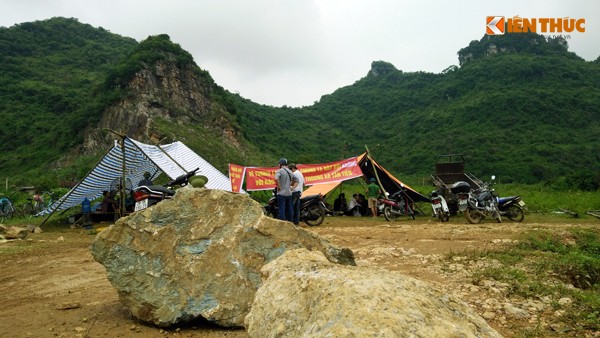 Như  Kiến Thức đã đưa tin, nhiều ngày nay, hàng trăm người dân (có cả người già và trẻ nhỏ) ở hai thôn Gò Chè và Tiến Tiên thuộc xã Tân Tiến, Chương Mỹ, Hà Nội gác toàn bộ công việc đồng áng, gia đình… cùng nhau kéo ra chân núi Thoong để phản đối nhân viên Công ty Môi trường đô thị Xuân Mai đến đóng cọc, căng dây thép khoanh mốc giới khu đất 10ha chuẩn bị cho việc xây dựng dự án nhà máy xử lý rác thải.