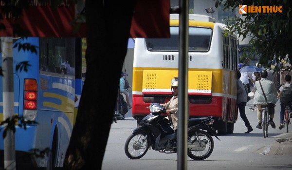 Nhằm đảm bảo an ninh trật tự, an toàn giao thông trên các tuyến đường phố Thủ đô và cho hành khách, thời gian qua, các lực lượng chức năng Hà Nội phối hợp với nhau liên tục ra quân phát hiện và xử lý nghiêm nhiều trường hợp phương tiện ô tô, xe máy… vi phạm luật giao thông đường bộ, trong đó có  xe bus “dù”. Tuy nhiên, thay vì chấp hành quy định của pháp luật, các nhà xe “chui” vẫn tìm mọi cách cho phương tiện của mình hoạt động “né” bóng dáng CSGT, TTGT Hà Nội.