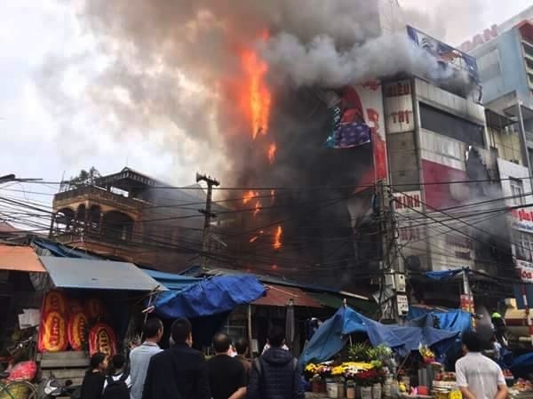 Thông tin ban đầu về vụ việc  siêu thị cháy rụi hàng trăm người dân hoảng loạn xảy ra vào khoảng hơn 6h sáng ngày 3/12, tại tổ 2 thị trấn Xuân Mai (huyện Chương Mỹ, Hà Nội).