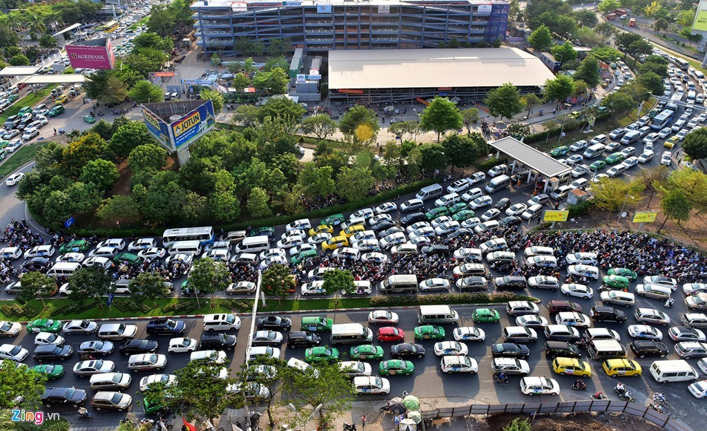 Các tuyến đường ra, vào cổng  sân bay Tân Sơn Nhất thường xuyên xảy ra tình trạng ùn tắc giao thông khiến các cơ quan chức năng đau đầu tìm nhiều phương án để giải quyết.