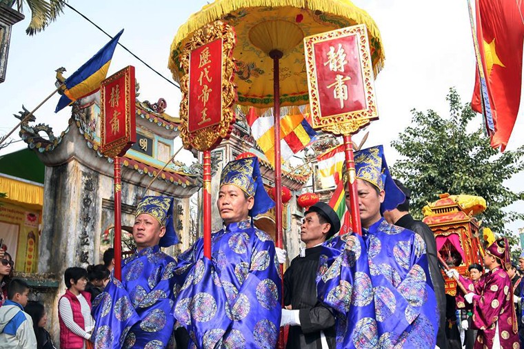 Hàng trăm lượt người dân cùng nhiều du khách thập phương đã đến tham dự  lễ hội làng Triều Khúc (huyện Thanh Trì, TP Hà Nội) được tổ chức vào ngày 5/2 (tức mùng 9 Tết).