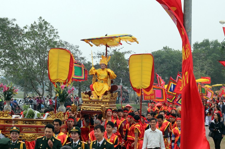 Sáng 7/2, hàng trăm người dân cùng du khách thập phương đã đến tham dự  lễ hội đền Sái tại làng Thụy Lôi, xã Thụy Lâm, huyện Đông Anh, Hà Nội.