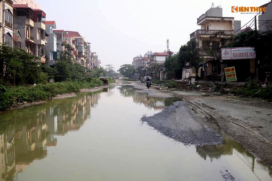  Dự án đường Hoàng Quốc Việt kéo dài nối với khu đô thị Nam Thăng Long (nằm sát trường Học viện Cảnh sát nhân dân, thuộc địa phận phường Cổ Nhuế 2, quận Bắc Từ Liêm, TP Hà Nội được triển khai từ năm 2008, nhưng đến nay, dự án vẫn đang dừng thi công khiến cả đoạn đường dài cả trăm mét bị ngập nước ảnh hưởng đến cuộc sống của người dân địa phương.