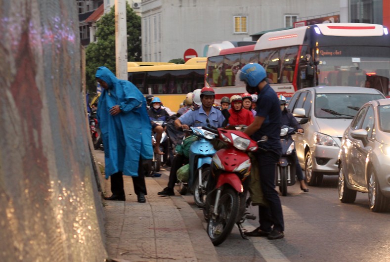 Khoảng 17h30 chiều 17/4, mưa rào. rải rác bất ngờ trút xuống Hà Nội. Do mưa diễn ra đúng vào giờ tan sở nên nhiều người đi học, đi làm về phải mặc vội áo mưa.