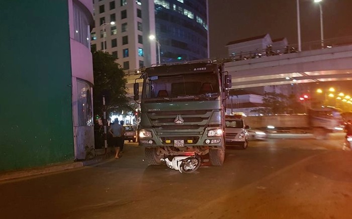 Vụ tai nạn thương tâm  xe tải cán qua người cô gái xảy ra vào khoảng 21h ngày 25/4, tại ngã tư phố Liễu Giai - Đào Tấn (quận Ba Đình, Hà Nội).