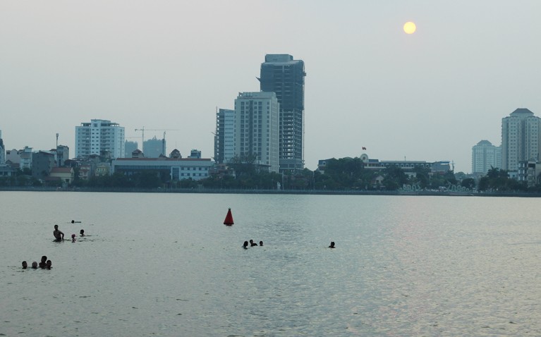 Do thời tiết nắng nóng, oi bức nên những ngày này, có rất nhiều người dân Hà Nội kéo đến hồ Tây (đoạn trên đường Quảng Bá, Hà Nội) tắm giải nhiệt.