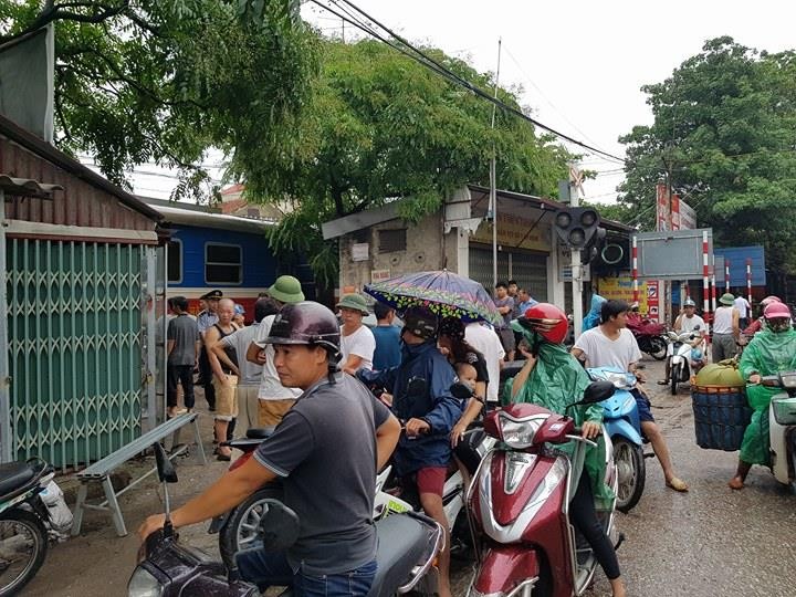 Vụ việc  người phụ nữ bị tàu hỏa cán tử vong xảy ra vào khoảng 9h45 ngày 7/6, tại khu vực đường sắt giao với đường dân sinh thuộc địa phận thôn Đống Chanh (xã Minh Cường, huyện Thường Tín, TP Hà Nội).