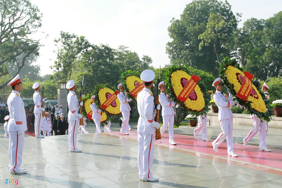 Nghi lễ dâng hương tưởng niệm các anh hùng liệt sĩ, những người đã hy sinh vì Tổ quốc diễn ra lúc 7h30 ngày 27/7 tại Đài tưởng niệm Bắc Sơn (Hà Nội).