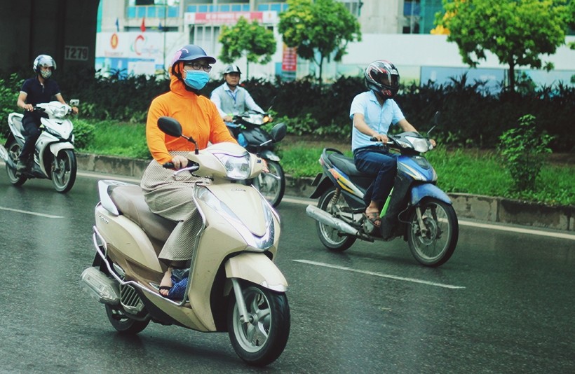 Do ảnh hưởng của dải hội tụ nhiệt đới có trục đi qua khu vực Bắc Trung Bộ kết hợp với gió Đông Nam hoạt động mạnh làm mưa ở một số nơi tại khu vực Bắc Bộ trong đêm 29/8. Đến sáng 30/8, nhiều người dân Thủ đô cảm thấy  thời tiết tại Hà Nội  se se lạnh và phải mặc thêm áo khoác.