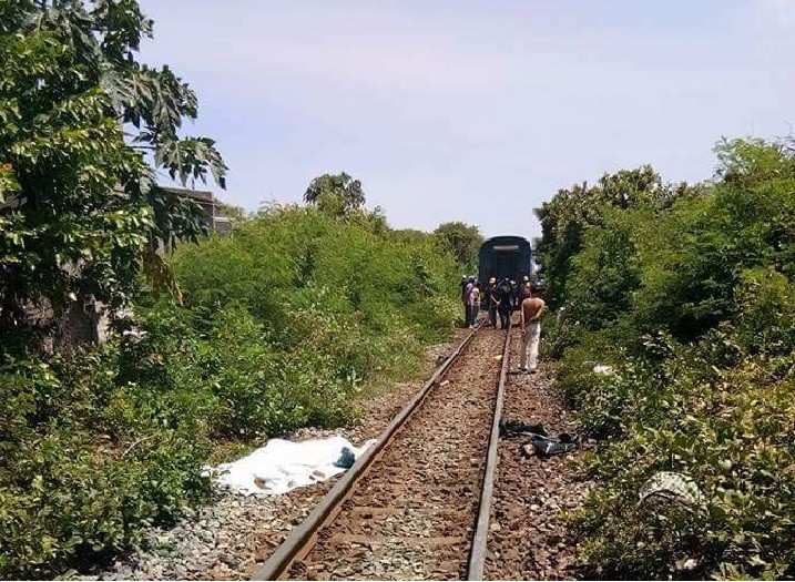 Khoảng 12h30 ngày 4/9, tại đường ngang dân sinh thuộc thôn Lạc Sơn 3 (xã Cà Ná, Thuận Nam, Ninh Thuận) xảy ra vụ tai nạn giao thông nghiêm trọng làm 2 người chết tại chỗ. Nạn nhân là chị Nguyễn Thị Hòa (32 tuổi, ngụ tại Long Bình, An Hải, Ninh Phước) và chị Hồ Thị Thanh Thủy (30 tuổi, ngụ tại An Thanh, An Hải, Ninh Phước) . Thời điểm trên, hai nạn nhân chở nhau đi trên xe máy băng ngang đường sắt. Đúng lúc tàu lửa SE7 chạy theo hướng Bắc – Nam đi đến tông vào xe máy, kéo lê hai nạn nhân và xe đi hơn 10m. Ảnh: Báo Giao Thông.