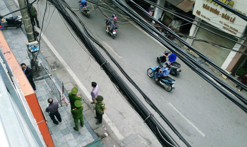 Liên quan đến vụ việc " không xây nhà cũng bị lập biên bản", phản ánh nhà 23 Hàng Cân (Hà Nội) không có bất kỳ hoạt động xây dựng nhà cửa nào nhưng bị cơ quan chức năng tới lập biên bản vi phạm mái che cửa sổ, và 1 cục nóng điều hòa vì "lấn chiếm diện tích nhà 28 Hàng Ngang". Những người sống trong gia đình 23 Hàng Cân khẳng định, lâu nay diện tích giữa hai nhà là chung, đột nhiên nhà 28 Hàng Ngang tìm mọi cách biến khu diện tích chung đó thành của họ... Đúng 8h30 sáng ngày 24/10, các cơ quan chức năng của quận Hoàn Kiếm, UBND Phường Hàng Đào, Công an phường Hàng Đào, y tế... đã đến thực hiện cưỡng chế 1 cục điều hòa của nhà 23 Hàng Cân.