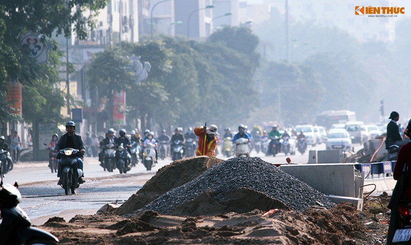  Việc sửa chữa, mở rộng đường là điều cần thiết để Hà Nội giảm ùn tắc giao thông, thế nhưng điều khiến người dân ngao ngán là việc tiến hành mở đường đúng dịp cận Tết Nguyên đán gây khó khăn cho việc đi lại vào giờ cao điểm. Trong ảnh, ngổn ngang công trình mở rộng đường Nguyễn Chí Thanh được triển khai ngày 8/1/2018.