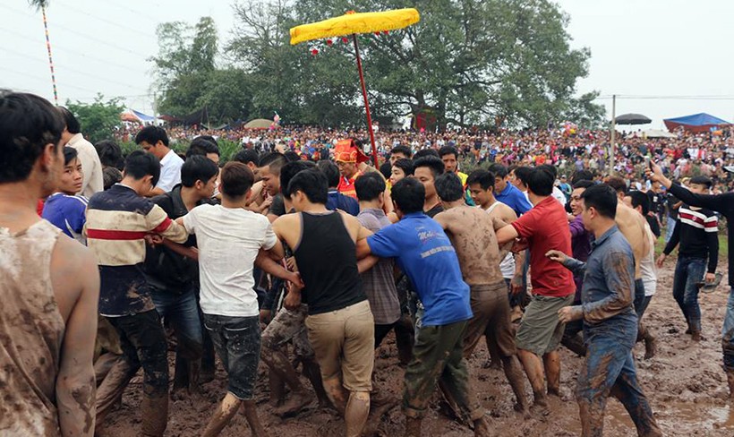 Chiều 28/2 (tức 13 tháng Giêng),  lễ hội phết Hiền Quan (xã Hiền Quan, huyện Tam Nông, tỉnh Phú Thọ) diễn ra tại cánh đồng làng thu hút sự tham gia của rất nhiều người dân quanh vùng và khách thập phương.