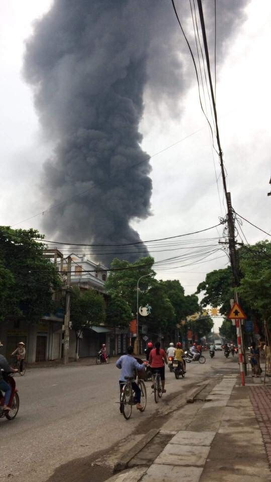 Theo thông tin ban đầu, vụ  cháy chợ Sóc Sơn xảy ra vào khoảng 5h45 sáng nay (21/6), tại một chợ tại thị trấn Sóc Sơn (Hà Nội). Thời điểm trên, nhiều tiểu thương và người đi chợ vô cùng hoảng hốt khi chứng kiến cảnh tượng ngọn lửa bốc cháy đỏ rực, khói đen bốc cao thành cột từ phía bên trong khu chợ rộng hàng nghìn m2.