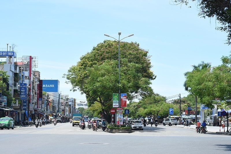 Vài ngày trở lại đây, thời tiết ở khu vực miền Trung trở nên nắng gay gắt hơn, gây ảnh hưởng đến cuộc sống, sinh hoạt của người dân. Ảnh: NGUYỄN DO