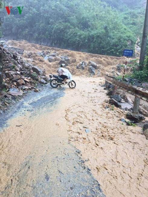 Theo Ban Chỉ đạo Trung ương phòng chống thiên tai cho biết, đến thời điểm 12h trưa nay (20/7),  mưa lũ trên địa bàn tỉnh Yên Bái đã làm 14 người chết, mất tích, nhiều người bị thương; thiệt hại khoảng 10 tỷ đồng. Ngoài ra, lũ còn khiến nhiều tỉnh lộ, đường xá ở Yên Bái bị sạt lở, chia cắt. Ảnh VOV.