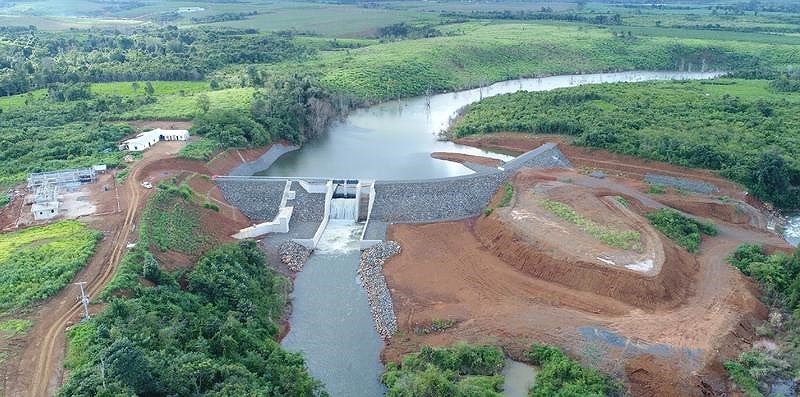 Vỡ đập được coi là một trong những sự cố khủng khiếp nhất về rủi ro liên quan tới các hệ thống công trình thủy điện trên thế giới. Trong lịch sử thủy điện, thế giới chứng kiến không biết bao nhiêu vụ vỡ đập gây hậu quả khủng khiếp. Mà gần đây nhất, vụ vỡ đập thủy điện ở Lào đã khiến nhiều vùng dưới hạ lưu chìm trong biển nước, hàng trăm người mất tích. Trong ảnh, đập thủy điện Xepian-Xe Nam Noy trước khi xảy ra sự cố cấp thảm họa. Nguồn ảnh: TRACTEBEL