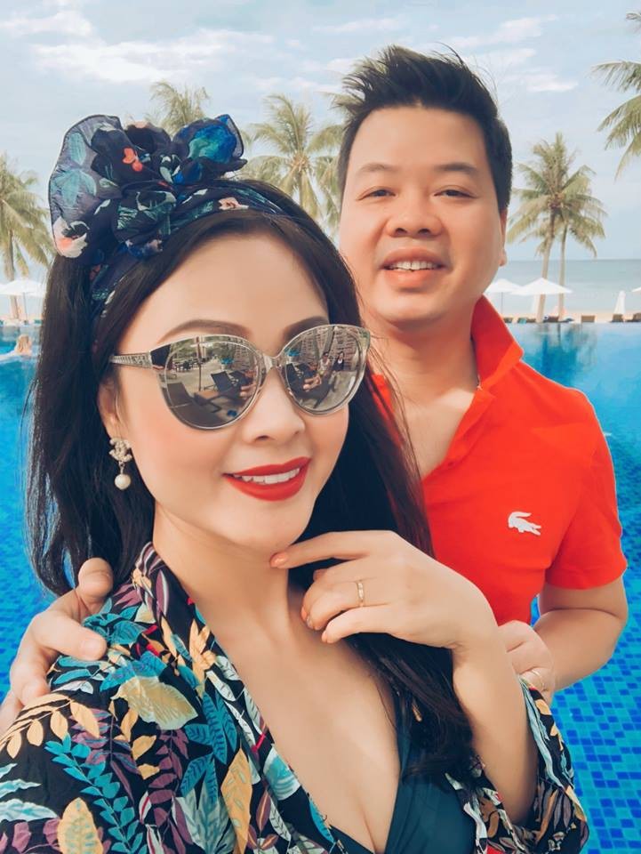  Đăng Dương là một trong ba nam ca sĩ hàng đầu của dòng nhạc đỏ hiện nay, bên cạnh Trọng Tấn và Việt Hoàn. Nhiều khán giả yêu mến dành cho họ biệt danh "vua nhạc đỏ", "ông hoàng nhạc đỏ" hay "sao nhạc đỏ". Bên cạnh tài năng, ba quý ông này còn được ngưỡng mộ vì có những người vợ xinh đẹp giỏi giang.