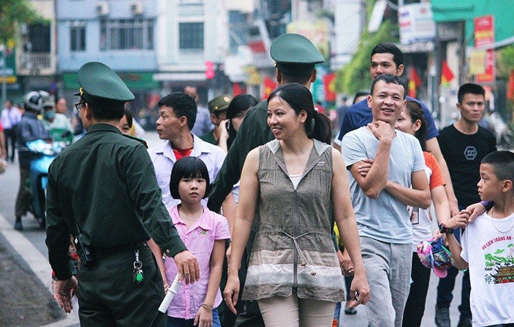 Ngay từ sáng sớm ngày 2/9, dòng người hướng về Lăng Chủ tịch Hồ Chí Minh rất đông, có đoàn đến khu vực  Lăng Bác từ lúc 5h30 sáng. Ai cũng mong được vào Lăng viếng Chủ tịch Hồ Chí Minh nhân ngày Quốc khánh 2/9.