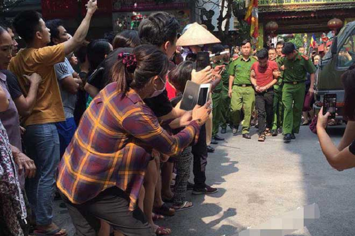 Liên quan đến vụ án mạng đặc biệt nghiêm trọng được dư luận gọi tên "xác chết trơ xương trong phòng kín" ở Vĩnh Phúc, chiều 11/9, cơ quan Cảnh sát điều tra Công an tỉnh Vĩnh Phúc đã đưa nghi phạm Lương Văn Dư (20 tuổi, trú tại xã Ngọc Minh, huyện Vị Xuyên, tỉnh Hà Giang) thực nghiệm hành vi phạm tội “ Giết người”, “Cướp tài sản” tại nhà số 4, ngõ 8, phố Chiền, phường Ngô Quyền, TP Vĩnh Yên (Vĩnh Phúc). Nạn nhân trong vụ án này là anh Nguyễn Văn Hòa (25 tuổi). 