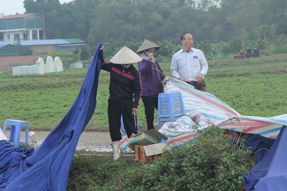 Ghi nhận của PV, lúc vào 16h30 chiều nay (14/1), người dân xã Nam Sơn (huyện Sóc Sơn, TP Hà Nội) tập trung chặn xe chở rác vào khu liên hợp xử lý chất thải Sóc Sơn đã tự tháo dỡ lều bạt, bàn ghế và giải tán ra về. Trước đó, việc chặn xe rác diễn ra từ ngày 11/1.