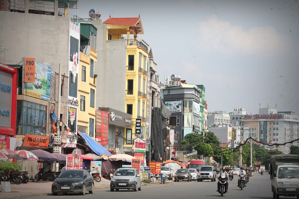 Thời gian gần đây, nhiều người tham gia giao thông trên tuyến đường Ngọc Hồi, đoạn qua km 13+500 ngã ba Ngọc Hồi (huyện Thanh Trì, TP Hà Nội) không khỏi xôn xao trước sự xuất hiện của nhiều ngôi nhà mới xây dựng nằm sát mặt đường mang hình thù " kỳ dị".