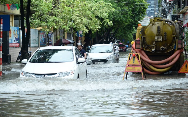 Do ảnh hưởng của  cơn bão số 3 - Wipha, ô tô biến thành "xe lội nước" vì đường ngập sâu sau một ngày mưa kéo dài.