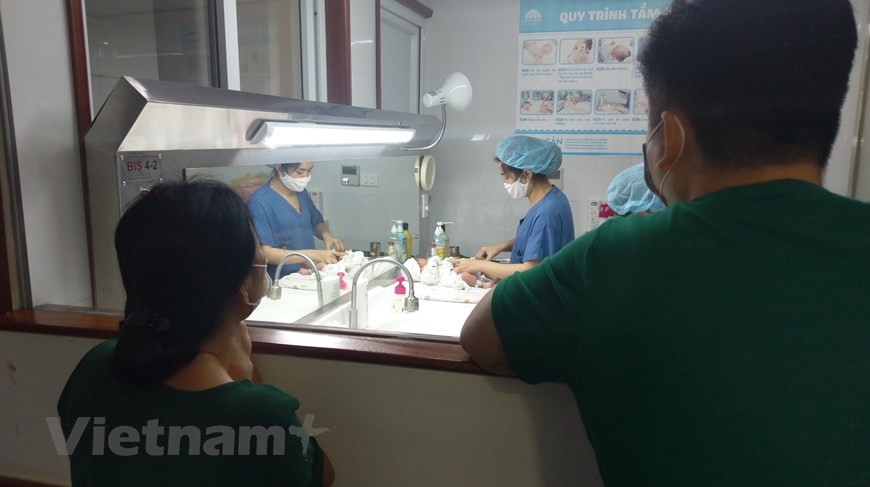 Nhân viên y tế chăm sóc cho trẻ sơ sinh. (Ảnh: PV/Vietnam+)