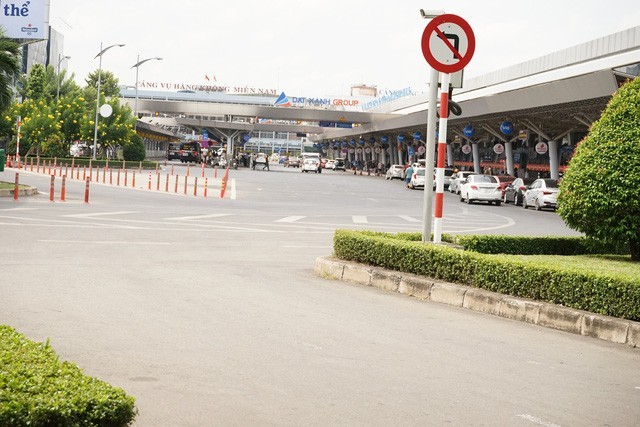 Không còn cảnh tập nập như mọi ngày, các tuyến đường ra vào  sân bay Tân Sơn Nhất sáng và trưa nay vắng vẻ, thông thoáng.