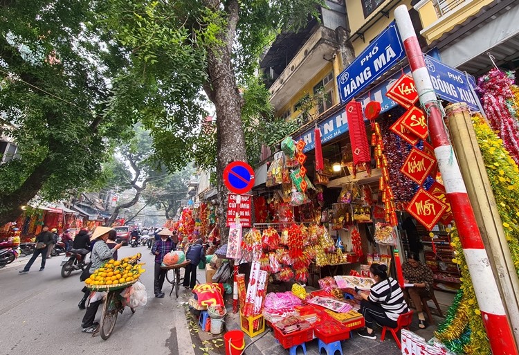  Phố Hàng Mã, nơi mệnh danh là “thủ phủ” của các mặt hàng trang trí tại Hà Nội, những ngày này trở nên tấp nập và nhộn nhịp hơn với nhiều mẫu mã đồ trang trí phục vụ khách hàng dịp Tết Nguyên đán Tân Sửu 2021.