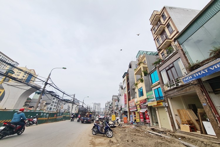 Dọc hai bên tuyến đường Minh Khai - Đại La, đoạn từ Ngã Tư Vọng tới cầu Vĩnh Tuy (Hà Nội) đang xuất hiện nhiều ngôi nhà có hình chữ nhật hay hình tam giác, hình thang mỏng, méo.