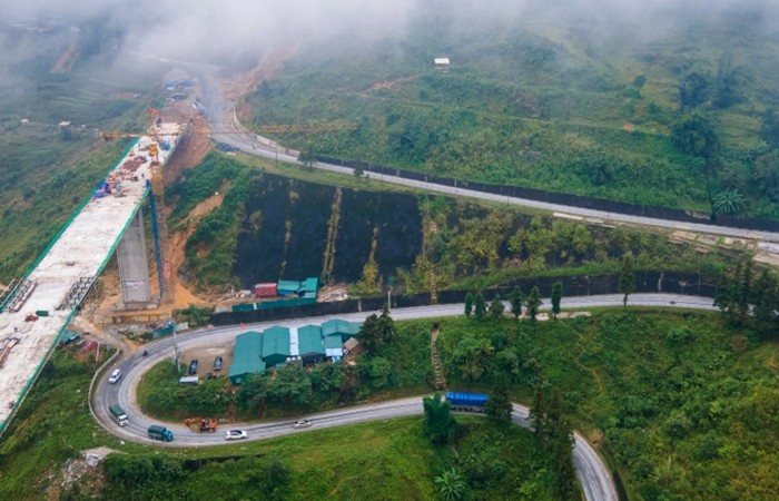 Cầu Móng Sến kết nối cao tốc Nội Bài - Lào Cai, nằm trên quốc lộ 4D, được khởi công từ đầu tháng 2/2020. Tổng vốn đầu tư xây dựng công trình là 450 tỷ đồng. (Ảnh: Nhà báo và Công luận).