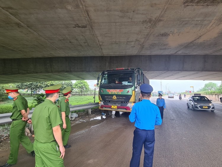 Sáng 24/4, lực lượng Thanh tra Giao thông (TTGT) TP.Hà Nội do ông Lê Thành Điểm - Đội trưởng đội TTGT cầu, đường bộ phối hợp cùng Phòng Cảnh sát môi trường, Công an Hà Nội đã mời phóng viên  Báo Tri thức và Cuộc sống đến khu vực tả đê sông Hồng (xã Đông Dư, huyện Gia Lâm) để tuyên truyền về hoạt động xử lý tình trạng xe tải cơi nới thành thùng, quá khổ, quá tải, chở vật liệu xây dựng gây ô nhiễm môi trường.