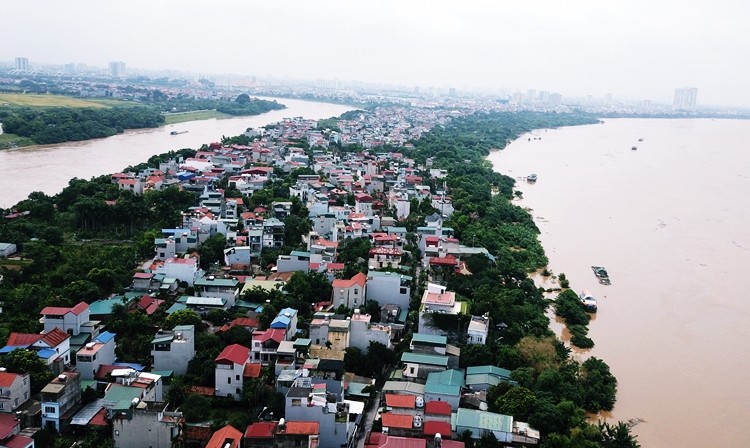 Theo phản ánh của người dân, dọc khu vực bãi sông Hồng, đặc biệt là khu vực tổ 36 phố Bắc Cầu, phường Ngọc Thụy, quận Long Biên, Hà Nội liên tục xảy ra tình trạng vi phạm về đất đai, trật tự xây dựng, lấn chiếm đất bãi bồi, đáng nói các vi phạm này đã diễn ra nhiều năm nhưng không thấy chính quyền sở tại xử lý dứt điểm.