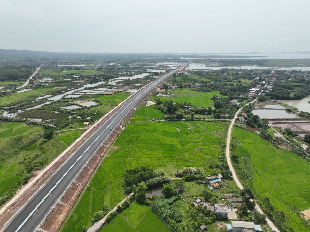 Dự án đường cao tốc Vân Đồn - Móng Cái dài 80 km, trong đó đoạn Vân Đồn - Tiên Yên dài 16,8 km được triển khai theo hình thức đầu tư công, tổng mức đầu tư hơn 3.650 tỷ đồng; tuyến Tiên Yên - Móng Cái dài 63,26 km theo hình thức đối tác công tư (PPP), hợp đồng BOT, tổng mức đầu tư hơn 9.110 tỷ đồng. (Ảnh: Báo Giao thông).