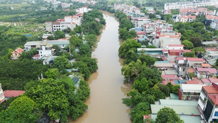 Theo thông tin phản ánh, thời gian qua, dọc ngõ 68 đường Phú Diễn và Phan Bá Vành thuộc phường Phú Diễn, quận Bắc Từ Liêm, Hà Nội xuất hiện tình trạng hàng loạt công trình đổ bê tông kiên cố, xây dựng trên hành lang sông Nhuệ.