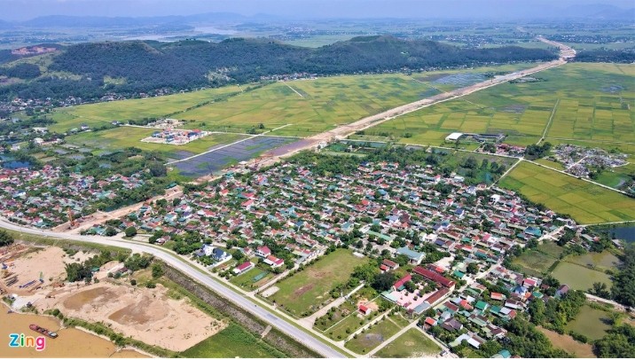 Dự án cao tốc Bắc - Nam đoạn Diễn Châu - Bãi Vọt có chiều dài gần 50 km (nằm trên địa phận 2 tỉnh Nghệ An và Hà Tĩnh), được ký kết hợp đồng BOT. Công trình được chia làm 4 gói thầu, khởi công vào tháng 5/2021 với tổng mức đầu tư hơn 11.100 tỷ đồng (nguồn vốn nhà đầu tư huy động khoảng 5.090 tỷ đồng, còn lại là vốn Nhà nước). (Ảnh: Zing).