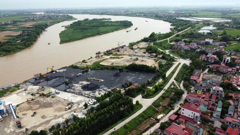 Khu vực ven bờ sông Đuống thuộc địa phận huyện Quế Võ (Bắc Ninh) hiện đang tồn tại nhiều bến bãi tập kết cát sỏi, vật liệu xây dựng, than, trạm trộn bê tông thuộc loại “khủng”.