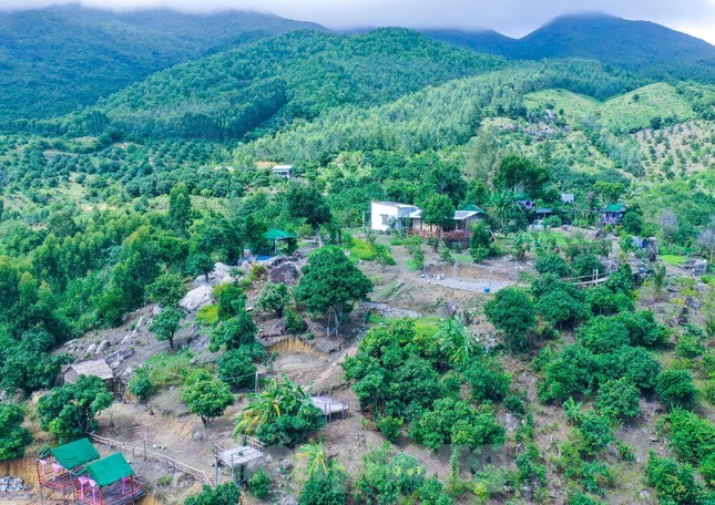 Thông tin trên báo Tiền Phong cho biết, mới đây, tại cuộc họp nghe báo cáo tình hình công tác kiểm tra, xử lý các trường hợp lấn chiếm đất đai, sử dụng đất không đúng mục đích, xây dựng công trình, vật kiến trúc trái phép trên địa bàn phường Ghềnh Ráng (Bình Định), Chủ tịch UBND TP Quy Nhơn Ngô Hoàng Nam đã phê bình Đảng ủy và UBND phường Ghềnh Ráng trong công tác quản lý đất đai, xây dựng trên địa bàn phường. (Ảnh: Báo Tiền Phong).