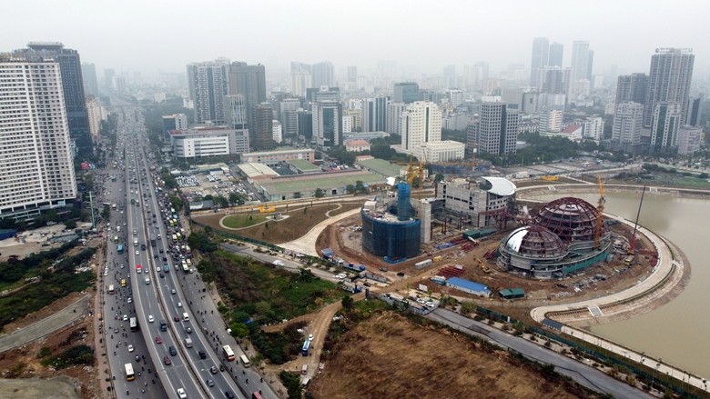 Những ngày cận Tết Nguyên đán Quý Mão 2023, bên trong công trường dự án xây dựng Cung thiếu nhi mới tại Công viên và hồ điều hòa CV1 (Hà Nội), các công nhân vẫn miệt mài làm việc.