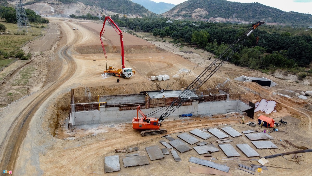 Dự án đường cao tốc Bắc - Nam đoạn Nha Trang - Cam Lâm, tỉnh Khánh Hòa, có chiều dài 49,11 km, đi qua huyện Diên Khánh (8 km), huyện Cam Lâm (30,5 km) và TP Cam Ranh (10,6 km). Dự án có tổng mức đầu tư hơn 7.600 tỷ đồng. (Ảnh: Zing).