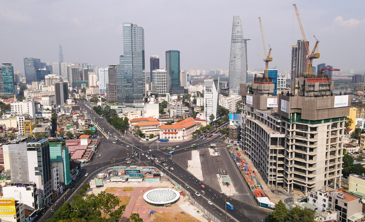 Mới đây, giếng trời khổng lồ hình hoa sen tại Nhà ga trung tâm Bến Thành (TP.HCM) đã hoàn thành việc lắp đặt kính, các công nhân đang hoàn thiện những hạng mục cuối cùng của gói thầu này.