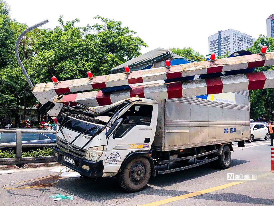 Thời gian qua, không ít vụ tai nạn giao thông tại khu vực cầu vượt Thái Hà - Chùa Bộc xảy ra do xe khách, xe tải… cố tình di chuyển lên cầu, làm sập khung hạn chế, gây mất ATGT. Điển hình nhất là ngày 11/12/2022, một ô tô tải chở hàng đi từ hướng Tây Sơn - Thái Hà, khi đi qua cầu vượt Thái Hà - Chùa Bộc bị vướng phần thùng xe vào khung hạn chế chiều cao, khiến cả một hướng cầu vượt bị ùn tắc.