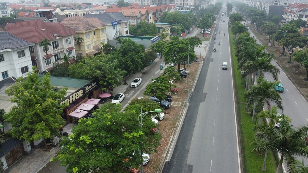 Thời gian qua, các lực lượng chức năng đã tăng cường kiểm tra, xử lý tình trạng lấn chiếm vỉa hè, lòng, lề đường trên địa bàn TP Hà Nội. Tuy nhiên, theo phản ánh của người dân, dọc vỉa hè tuyến đường Lê Trọng Tấn (xã An Khánh, huyện Hoài Đức) vấn nạn này vẫn diễn ra.