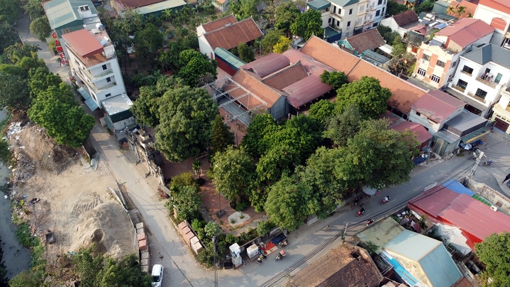 Linh Thông là ngôi chùa cổ kính tại phường Đại Mỗ (quận Nam Từ Liêm, TP Hà Nội), ngôi chùa có bề dày lịch sử từ khoảng thế kỷ 17, do tể tướng Nguyễn Quý Đức hiệu là Đường Hiên, tự Bản Nhân, người xã Thiên Mỗ, huyện Từ Liêm, trấn Sơn Nam (nay thuộc phường Đại Mỗ), cũng là vị có công dựng bia Văn Miếu - Quốc Tử Giám, phát tâm xây dựng.